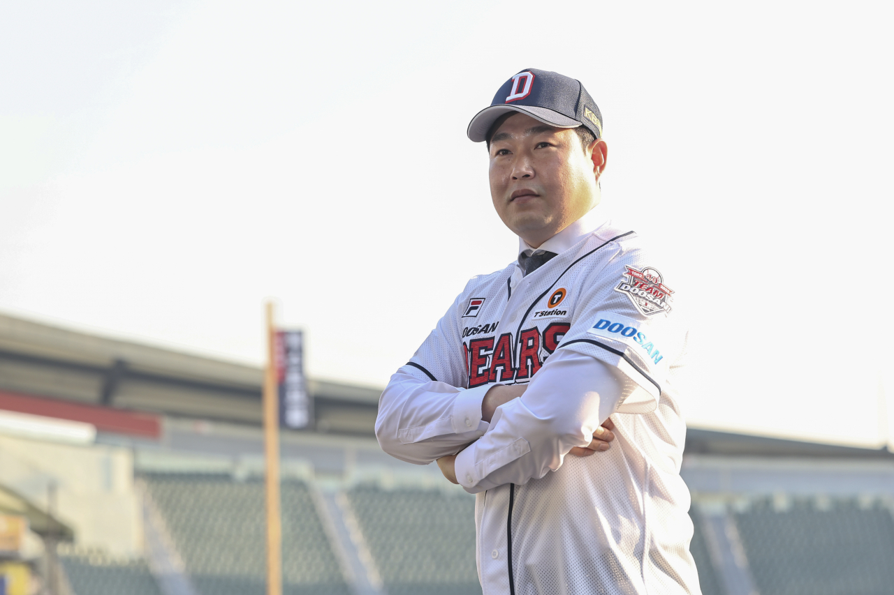Doosan Bears catcher Yang Eui-ji poses for photos after a press conference at Jamsil Baseball Stadium in Seoul on Wednesday. (Yonhap)