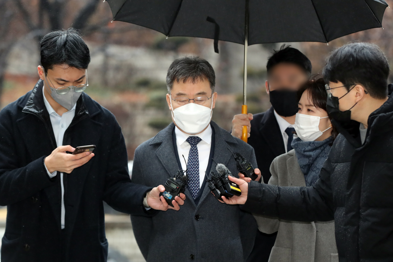 Kim Man-bae (second from left) answers questions from reporters at Seoul Central District Court on Friday, before attending his trial about his role in the development project scandal in Daejang-dong, Seongnam, Gyeonggi Province. (Yonhap)