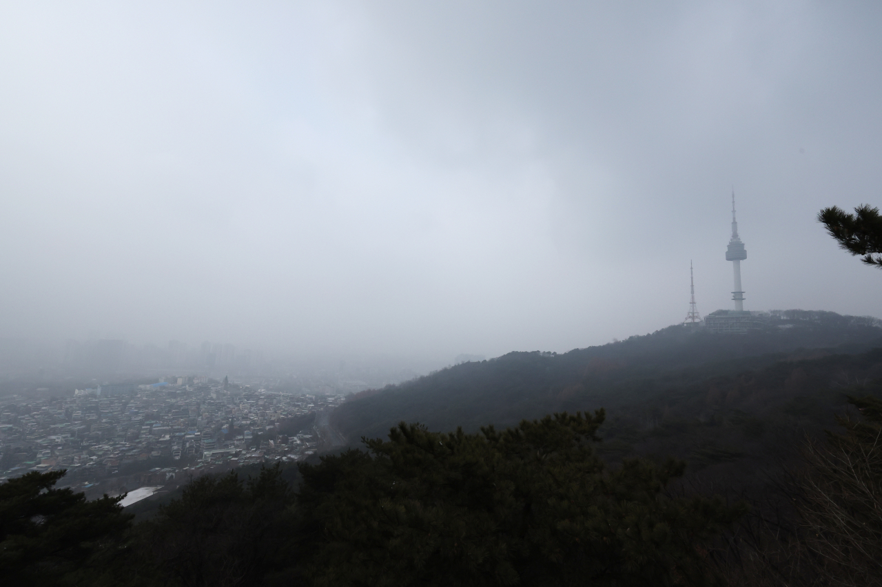 Seoul is covered with fine dust on Jan. 7, 2023. (Yonhap)