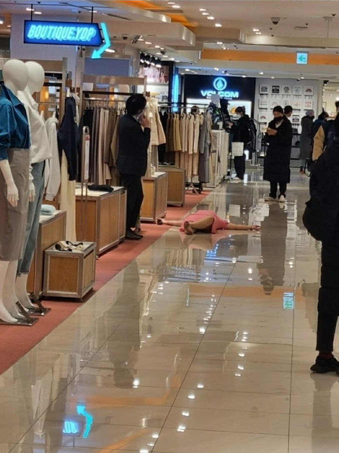 This captured image, posted on Bobaedream by a witness, shows the YouTuber lying on the floor at a department store in Seoul last Friday. (Bobaedream)