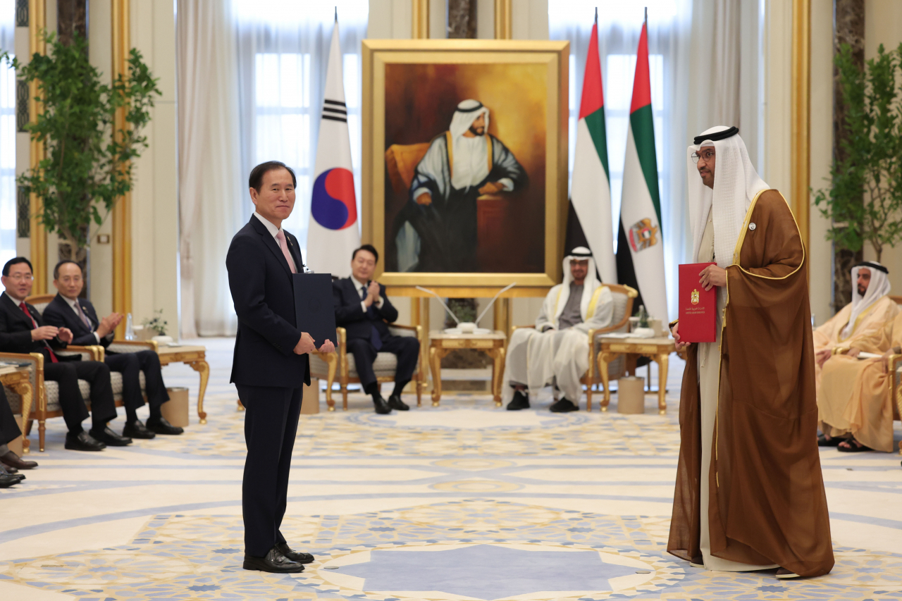 President & CEO of Korea National Oil Corp. Kim Dong-sub poses for a picture at a ceremony of signing a memorandum of understanding held on Sunday at the presidential palace in Abu Dhabi, UAE. (Yonhap)