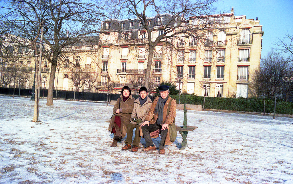 A photo of Yun Hyong-keun (right) and his family taken in Paris in 1981. (David Zwirner, PKM Gallery)