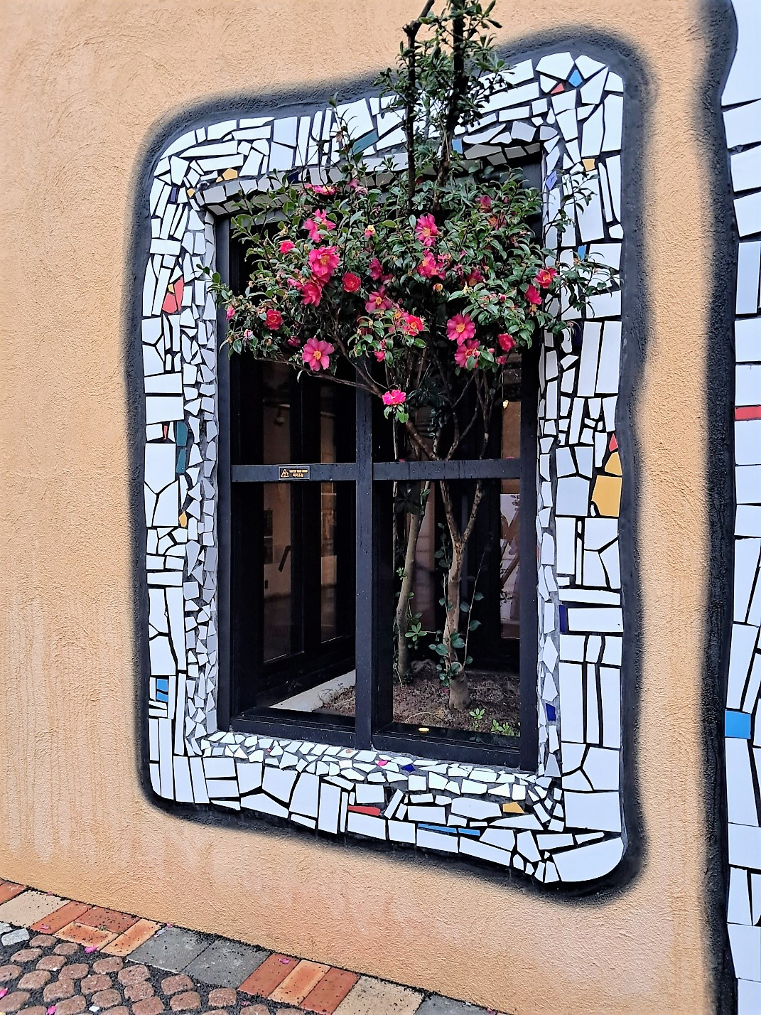A uniquely designed window at Hundertwasser Park on Udo Island, Jeju (Lee Si-jin/The Korea Herald)