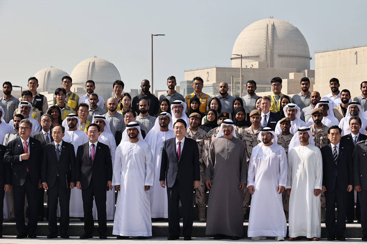President Yoon Suk Yeol (center), who is on a state visit to the United Arab Emirates, poses for a commemorative photo with Emirati leader Sheikh Mohammed bin Zayed Al Nahyan and other attendees at the operation ceremony held at the Barakah nuclear power plant on Monday (local time). (Yonhap)