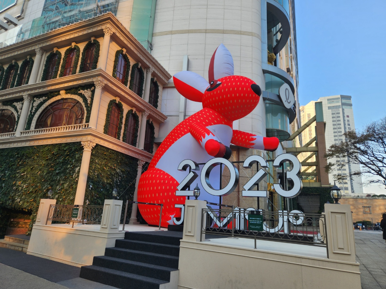 A 10-meter-tall inflatable rabbit installation is situated near the entrance to Lotte Department Store’s flagship branch in downtown Myeong-dong area of Seoul. (Choi Jae-hee/The Korea Herald)