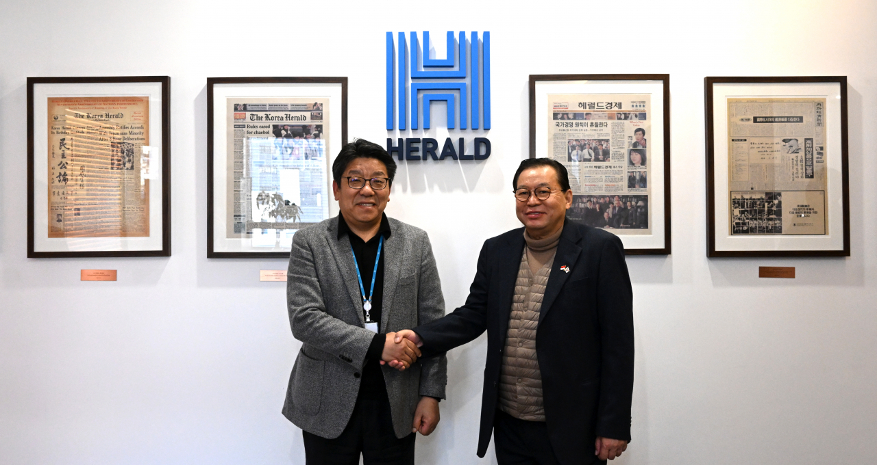 Gandi Sulistiyanto (right), Indonesian ambassador to South Korea, shakes hands with The Korea Herald CEO Choi Jin-young during a courtesy visit to the Herald Corp. headquarters in central Seoul on Monday. (Park Hae-mook/The Korea Herald)