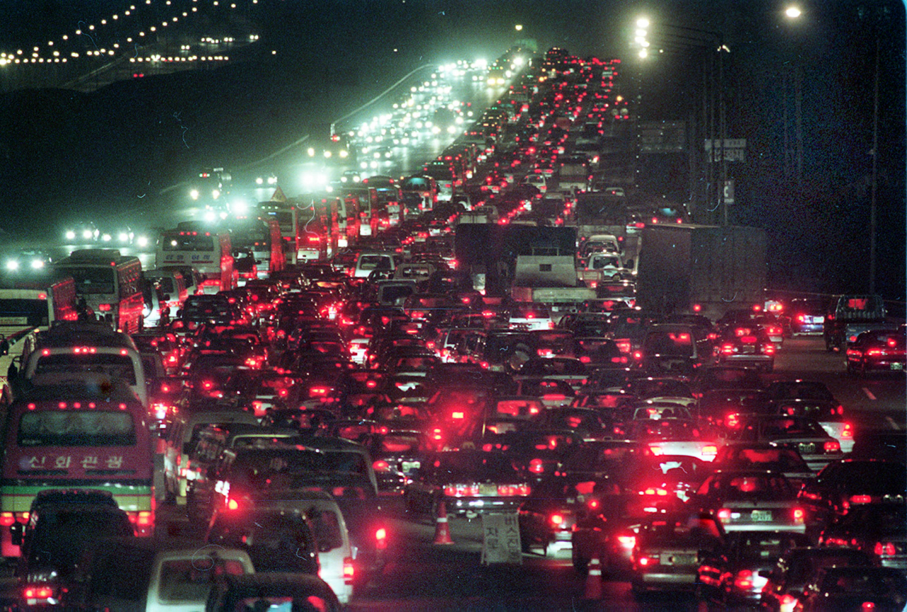 The highway is clogged with cars heading out of Seoul at the Seoul Tollgate on Seollal eve in 2013. (Herald DB)
