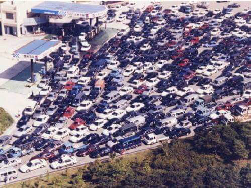 Cars are clogged in a bottleneck at the Pyeongsa Service Area in Gyeongbu Expressway during the Chuseok holidays in 1994. (Bae Young-chan)