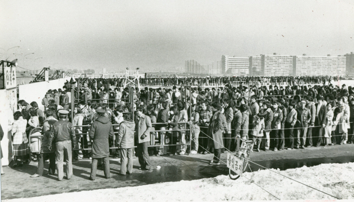 Seollal homegoers in Yeouido are seen waiting in line for bus to other provinces in 1981. (Herald DB)