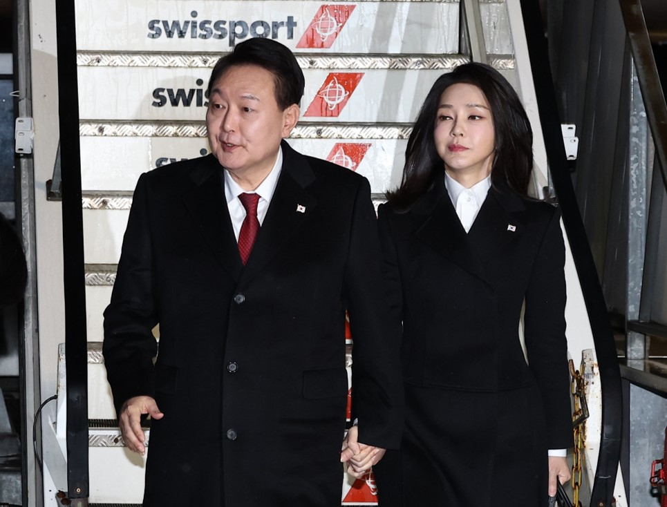 President Yoon Suk Yeol and first lady Kim Keon Hee arrive at Zurich Airport, in Switzerland, Wednesday afternoon, to attend the Davos forum after a state visit to the United Arab Emirates. (Yonhap)