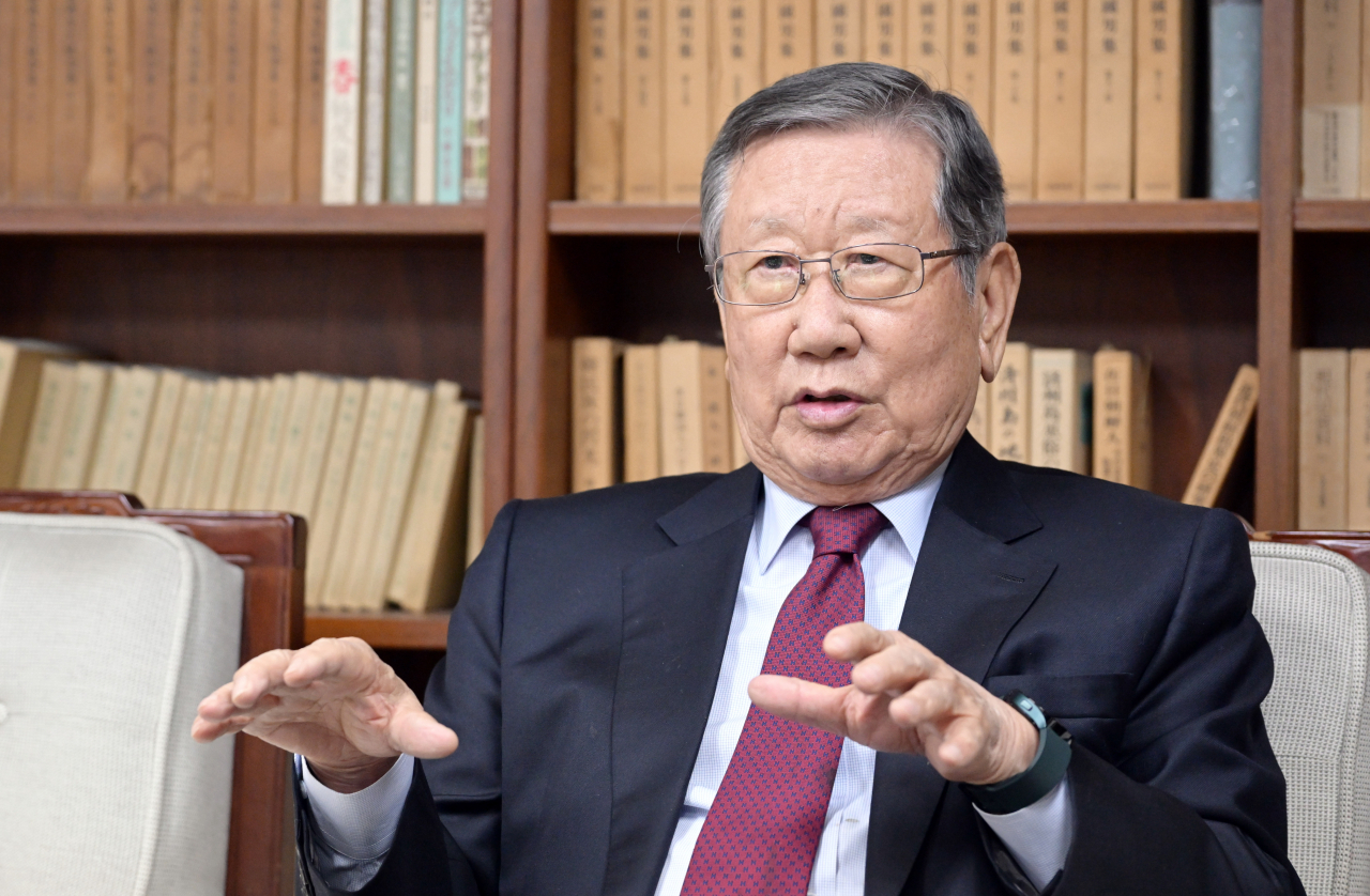 Yoo Heung-soo, a former South Korean ambassador to Japan, speaks during an interview with The Korea Herald in his office at the Korea-Japan Friendship Association headquarters in Seoul on Jan. 10. (Lee Sang-sub/The Korea Herald)