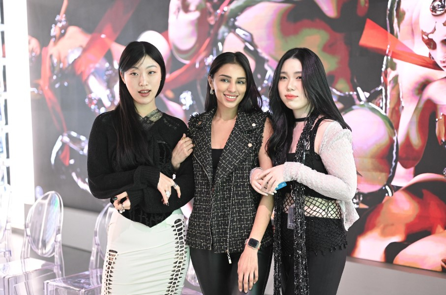 L'Dezen founder Payal Shah (middle) poses for a photo with guests at the Meta Z lounge in southern Seoul. Tuesday.  (Redezen)
