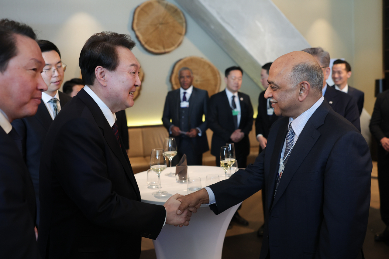President Yoon Suk Yeol, who visits Switzerland to attend the Davos Forum, greets IBM CEO Arvind Krishna at a luncheon held at a hotel in Davos on Wednesday. (Yonhap)