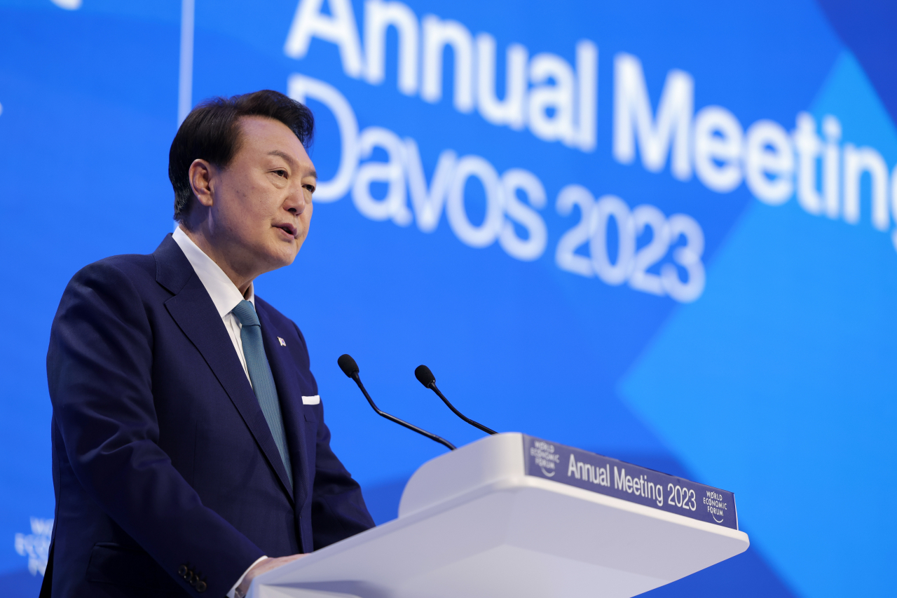 President Yoon Suk Yeol speaks at the World Economic Forum on Thursday in Switzerland. (Yonhap)