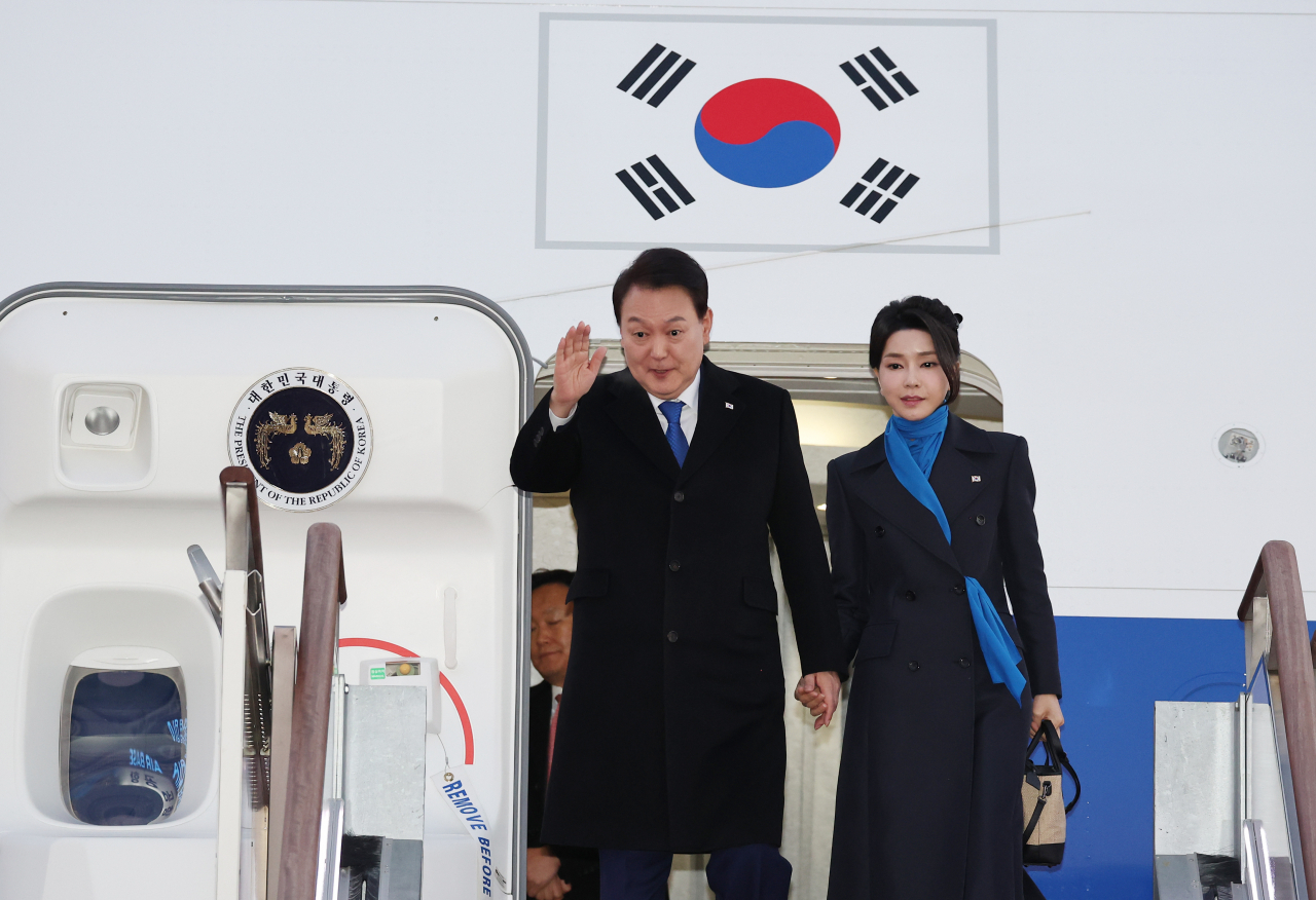President Yoon Suk Yeol (left) and first lady Kim Keon Hee arrive at Seoul Air Base in Seongnam city on Jan. 21, 2023, after a weeklong visit to the UAE and Switzerland. (Yonhap)