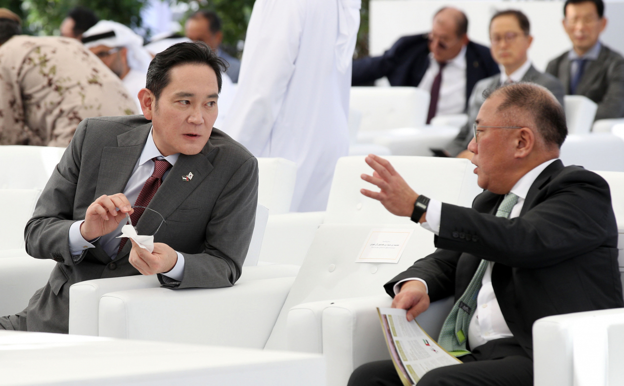 Samsung Electronics Chairman Lee Jae-yong (left) and Hyundai Motor Group Executive Chair Chung Euisun talk during a ceremony commemorating the completion of the third reactor at the Barakah nuclear power plant in Abu Dhabi on Jan. 16. The two tycoons were accompanying President Yoon Suk Yeol’s state visit to the Middle East country last week. (Yonhap)