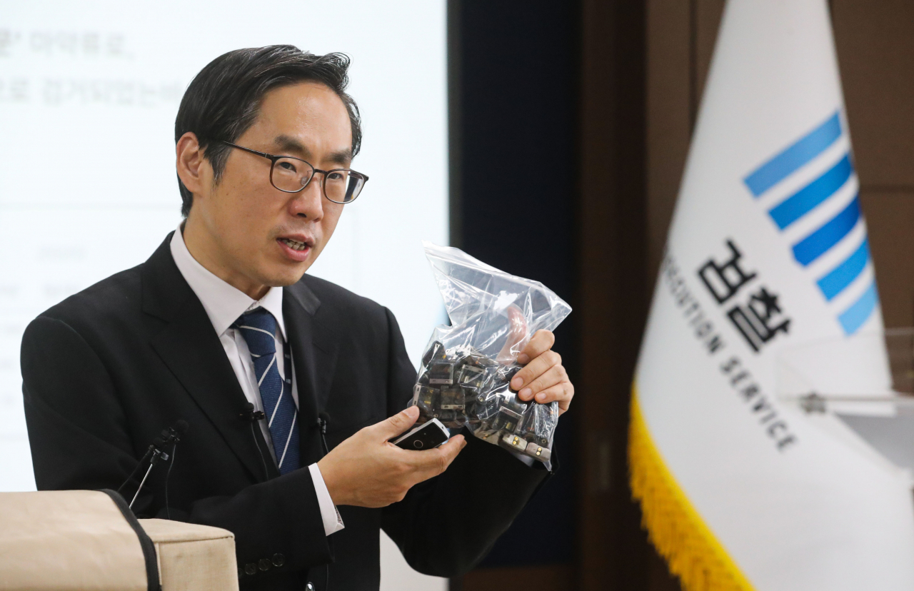 Shin Jun-ho, a senior prosecutor at the Seoul Central District Prosecutors' Office, speaks at a press briefing at its headquarters in southern Seoul on Thursday. (Yonhap)