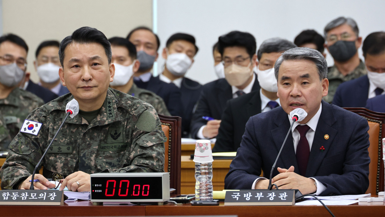 Defense Minister Lee Jong-sup (R) speaks during a plenary session of the defense committee at the National Assembly in Seoul on Jan. 26, 2023. On the left is Gen. Kim Seung-kyum, head of the Joint Chiefs of Staff. (Yonhap)