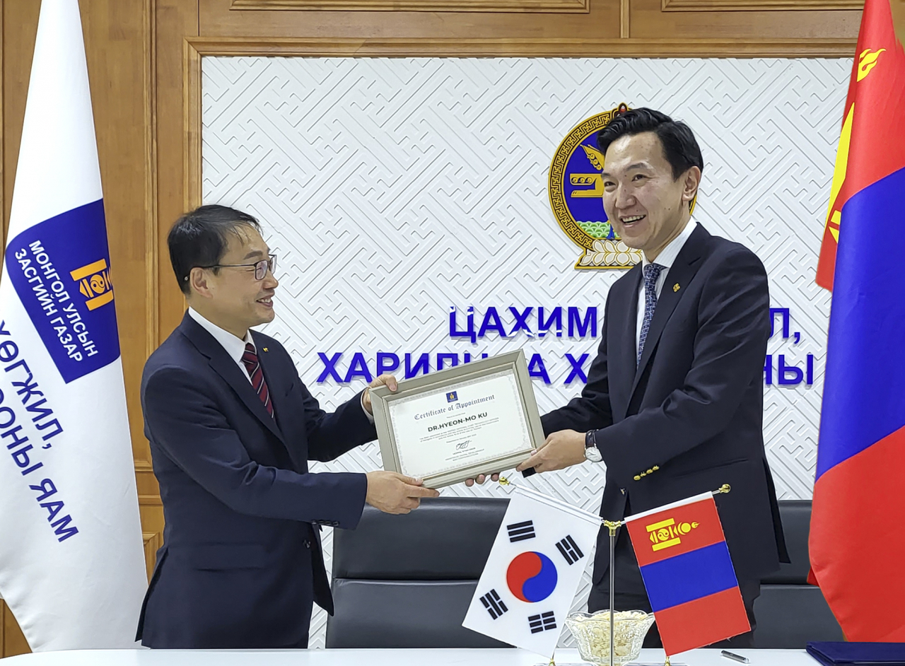 KT CEO Ku Hyeon-mo (left) poses for a photo with Uchral Nyam-Osor, Mongolia's Minister of digital development and communications, after being appointed as Mongolia's chief technology officer in Ulaanbaatar, Thursday. (KT Corp.)