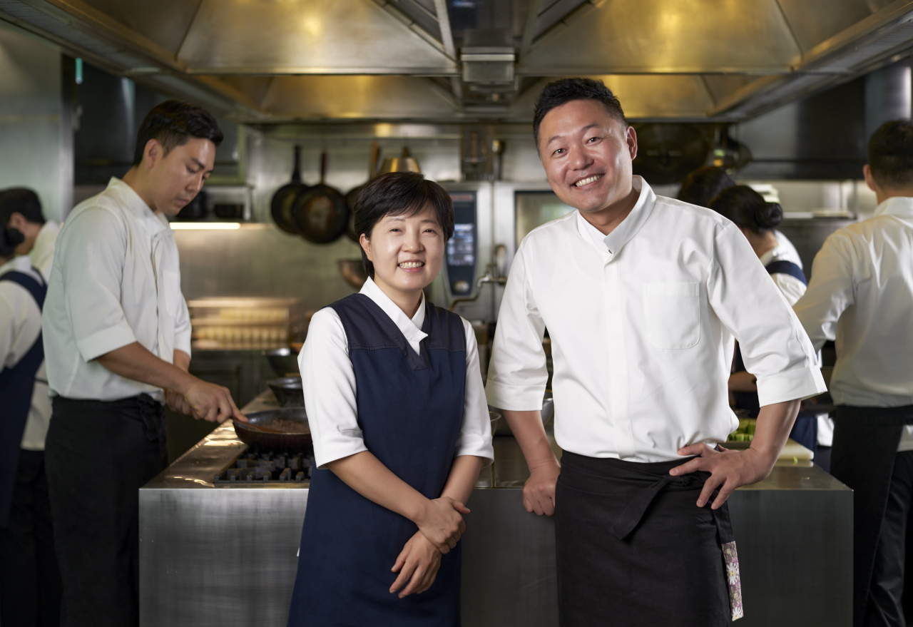 Onjium Food Studio Head Artisan Cho Eun-hee (left) and Onjium Restaurant Head Chef Park Sung-bae (Guruvisual, Inc.)