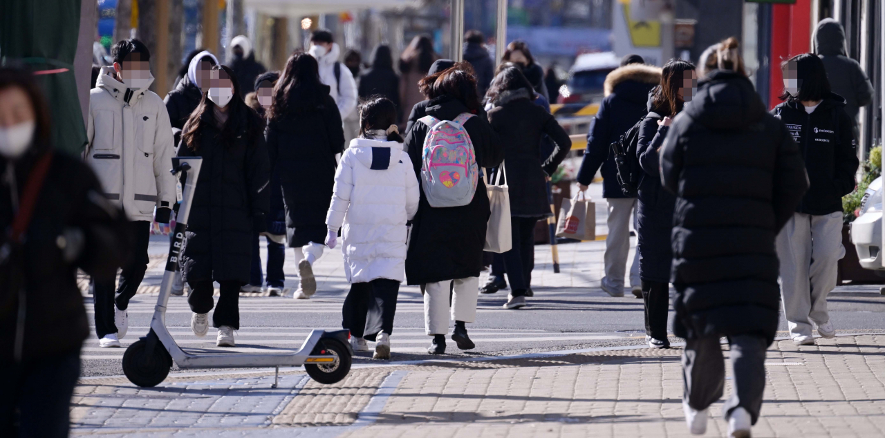 A mother and a daughter are seen on hagwon streets in Daechi-dong, a neighborhood in Seoul’s Gangnam-gu, also dubbed the “No. 1 avenue for private education,” on Wednesday. (Lee Sang-sub/The Korea Herald)