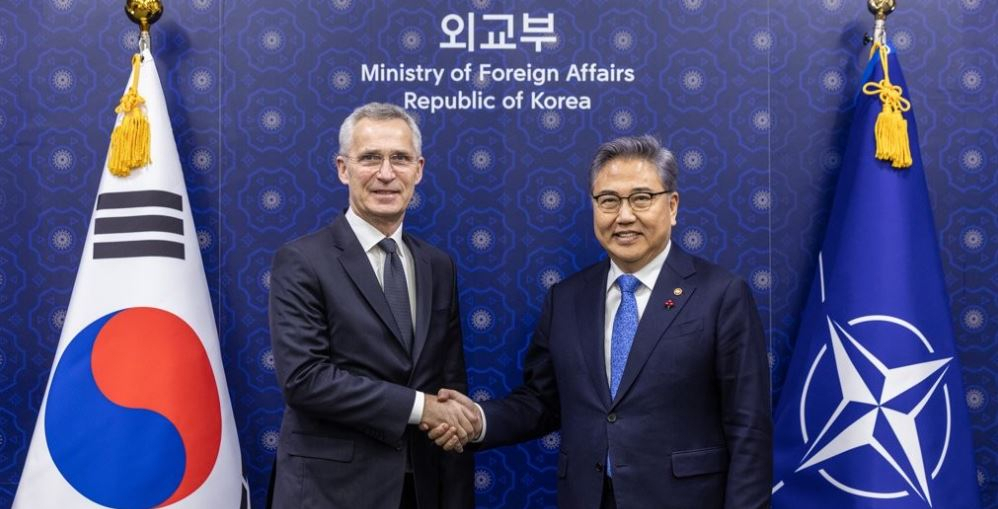 North Atlantic Treaty Organization Secretary General Jens Stoltenberg (left) and South Korean Foreign Minister Park Jin shake hands at the ministry in Seoul on Sunday. (Yonhap)