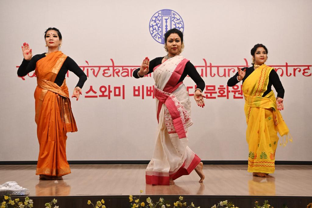 Artists perform a traditional Indian dance at Republic Day celebrations at the Indian Embassy in Yongsan-gu, Seoul, on Thursday. (Indian Embassy in Seoul)