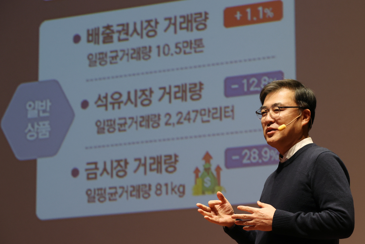 Korea Exchange Chairman Sohn Byungdoo speaks at a New Year’s press conference held at the bourse operator’s headquarters in Yeouido, Seoul, Tuesday. (Yonhap)