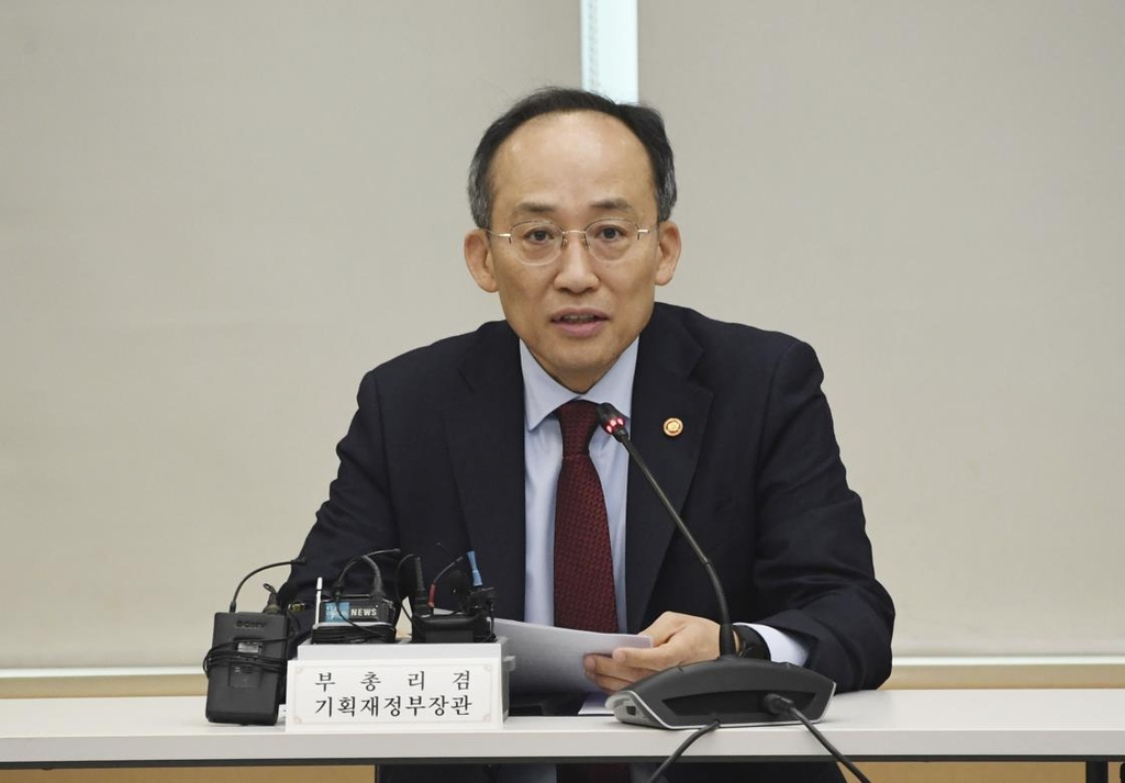 Finance Minister Choo Kyung-ho speaks during a meeting held in Seoul on Wednesday, with ministry officials working at overseas embassies. (Ministry of Economy and Finance)