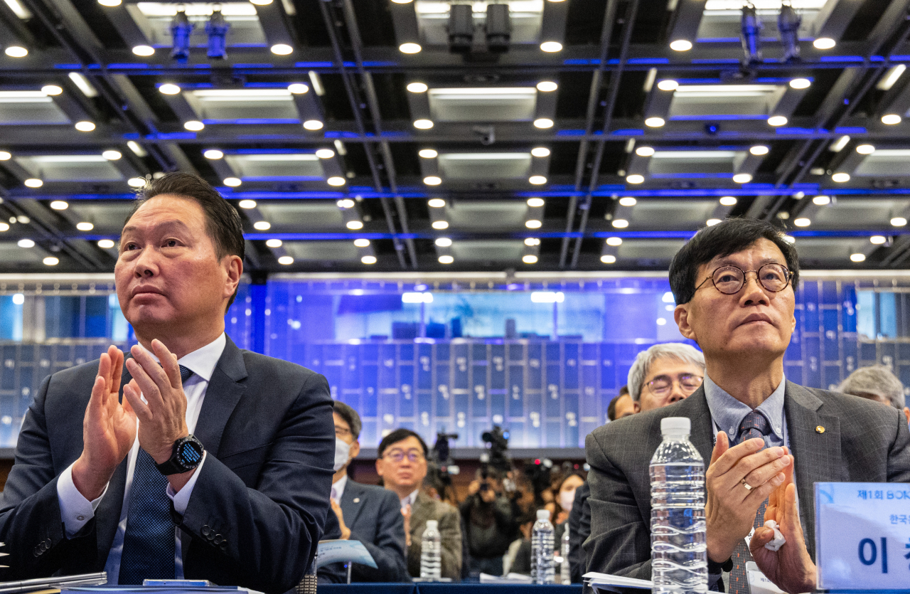 Bank of Korea Gov. Rhee Chang-yong (left) and Chey Tae-won, chairman of both the Korea Chamber of Commerce and Industry and SK Group, attend a seminar held by the central bank and the business group on changes in the economic paradigm and countermeasures of the Korean economy, at the KCCI's headquarters in Seoul, Wednesday. (Yonhap)