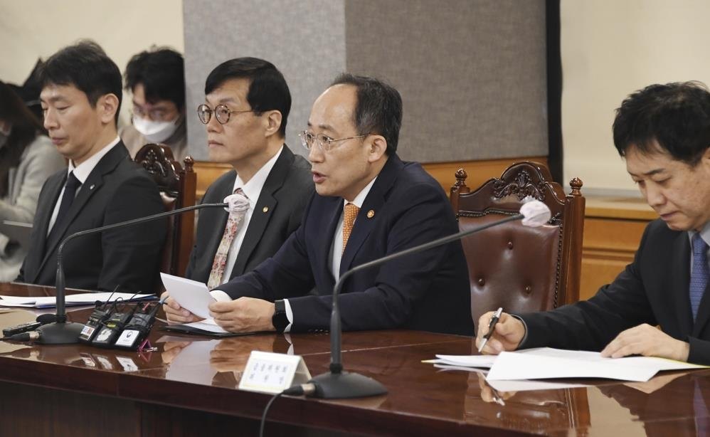 Finance Minister Choo Kyung-ho (second from right) speaks during a meeting in Seoul on Thursday in this photo released by the Ministry of Economy and Finance. (Ministry of Economy and Finance)