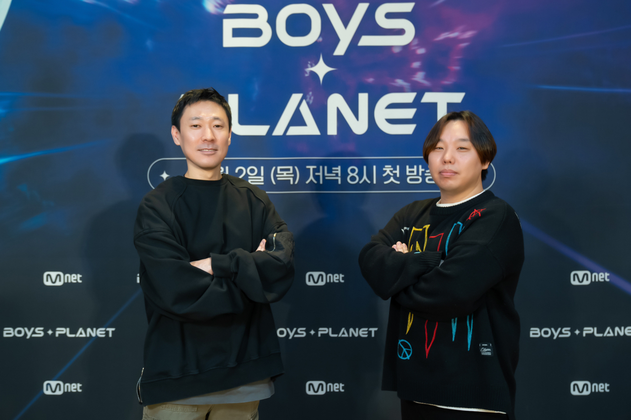 (From left) Mnet's producer Kim Shin-hyung and Ko Jeong-kyung pose for picture during 