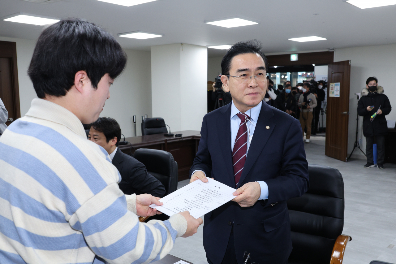 Rep. Tae Yong-ho registers as a candidate in the race for the ruling People Power Party leadership on Thursday. (Yonhap)