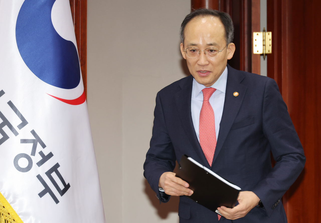 Finance Minister Choo Kyung-ho enters the venue of an emergency meeting with economy-related ministers in Seoul on Friday. (Yonhap)