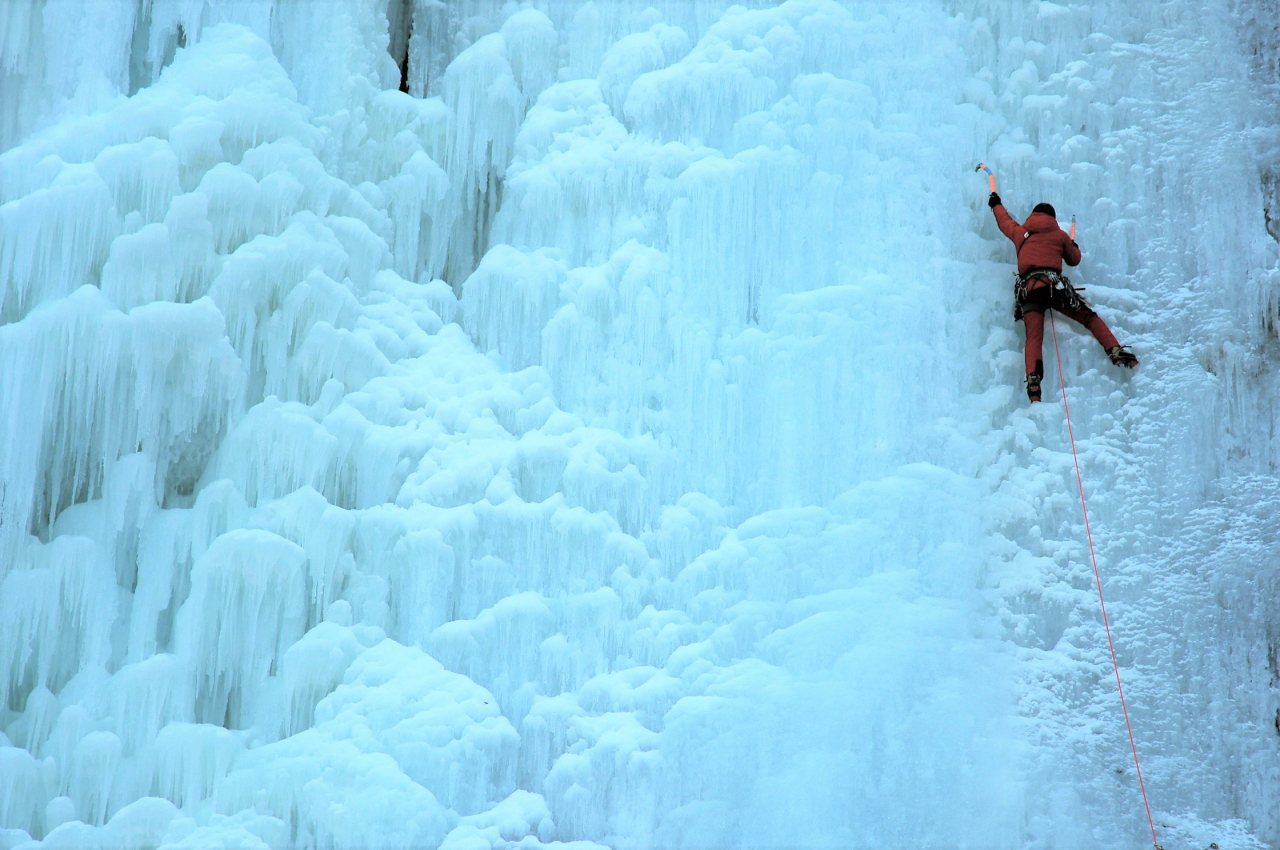 Climber climbs ice wall at Pandae Ice Park in Wonju, Gangwon Province, Tuesday. (Lee Si-jin/The Korea Herald)
