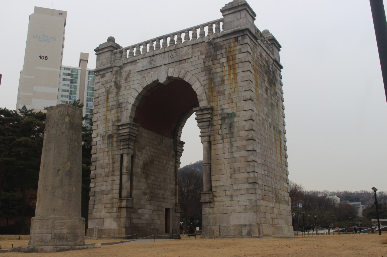 Independence Gate, or Dongnimmun Arch, Seodaemun-gu, western Seoul. (Yoon Min-sik/The Korea Herald)