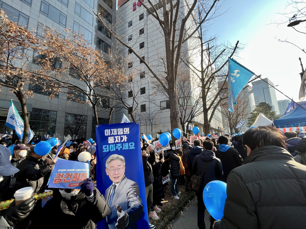 A banner of Rep. Lee Jae-myung, the leader of the main opposition Democratic Party of Korea, is seen near Saturday’s memorial event for the victims of the crowd disaster on Oct. 22, 2022, in Itaewon. (Kim Arin/The Korea Herald)