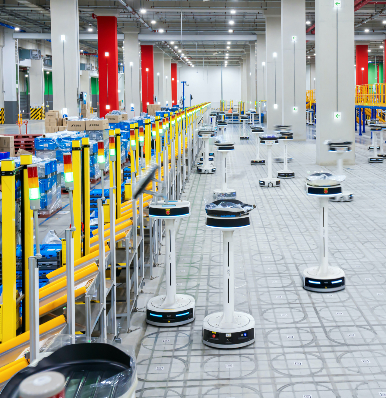 Sorting Robots carry packages to deliver them to appropriate boxes. (Coupang)