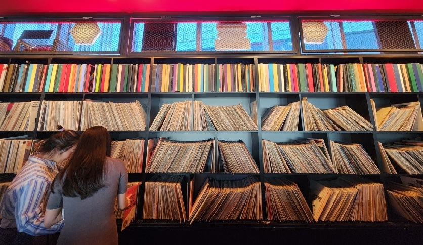 Visitors browse an array of vinyl records on display at Music Complex Seoul, a vinyl-themed cafe in Insadong, Seoul. (Choi Jae-hee/ The Korea Herald)