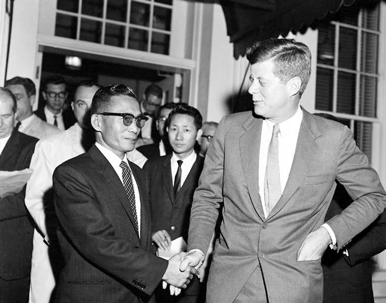Former South Korean President Park Chung-hee (left) shakes hands with former US President John F. Kennedy during his first visit to the US in 1961. (The Korea Herald)