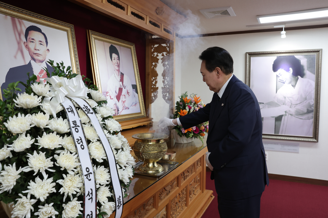 President Yoon Suk Yeol pays respects to the President Park Chung-hee at Park's birthplace in Gumi, North Gyeongsang Province, Feb.1. (Yonhap)