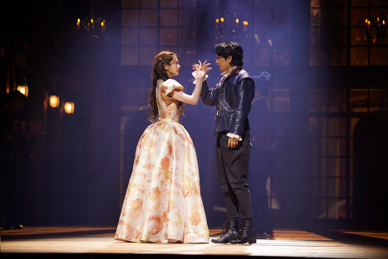 Actor Jung So-min (left) plays Viola De Lesseps in the Korean production of “Shakespeare in Love.