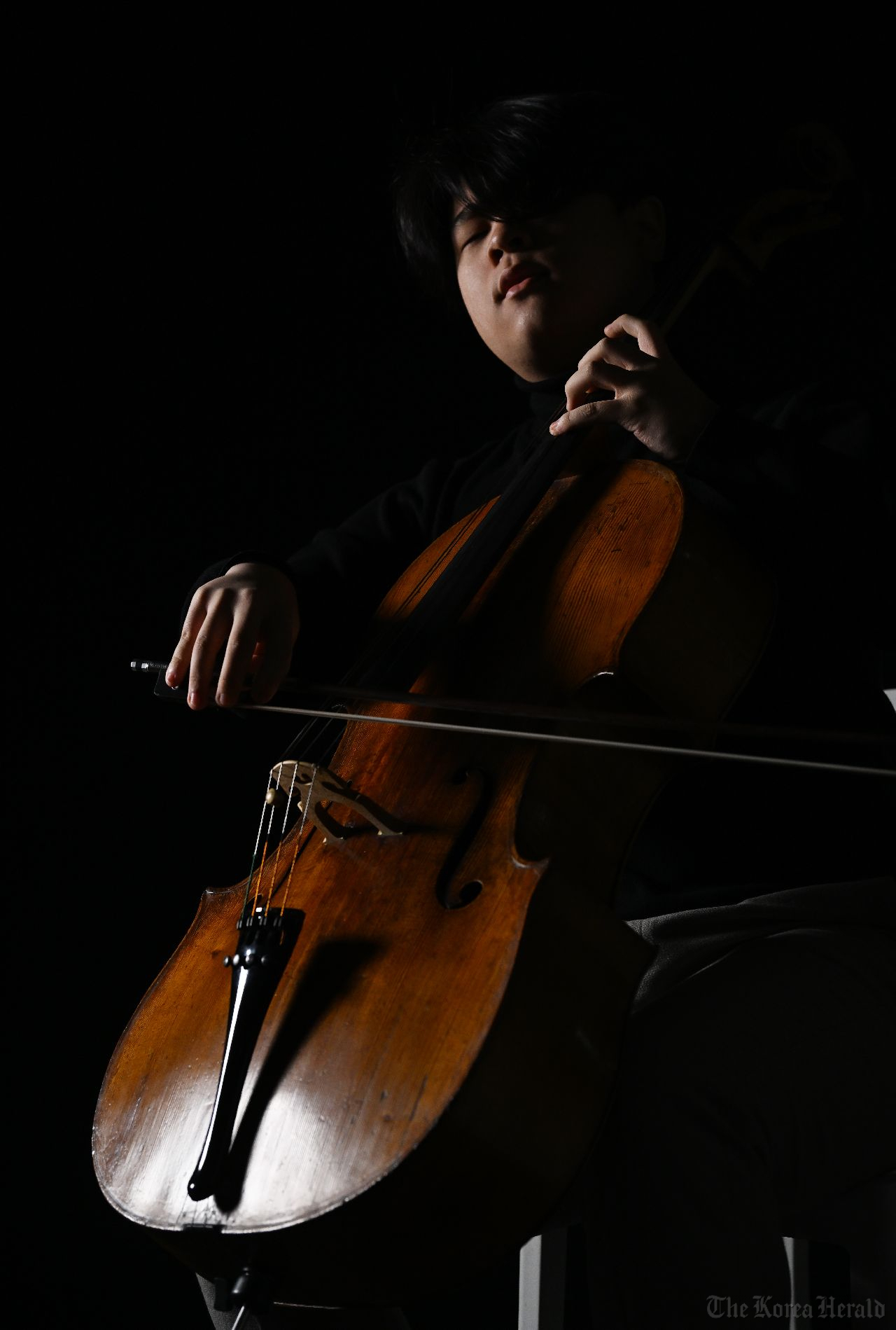 Cellist Han Jae-min plays his new cello during an interview with The Korea Herald on Feb. 2. (Park Hae-mook/The Korea Herald)