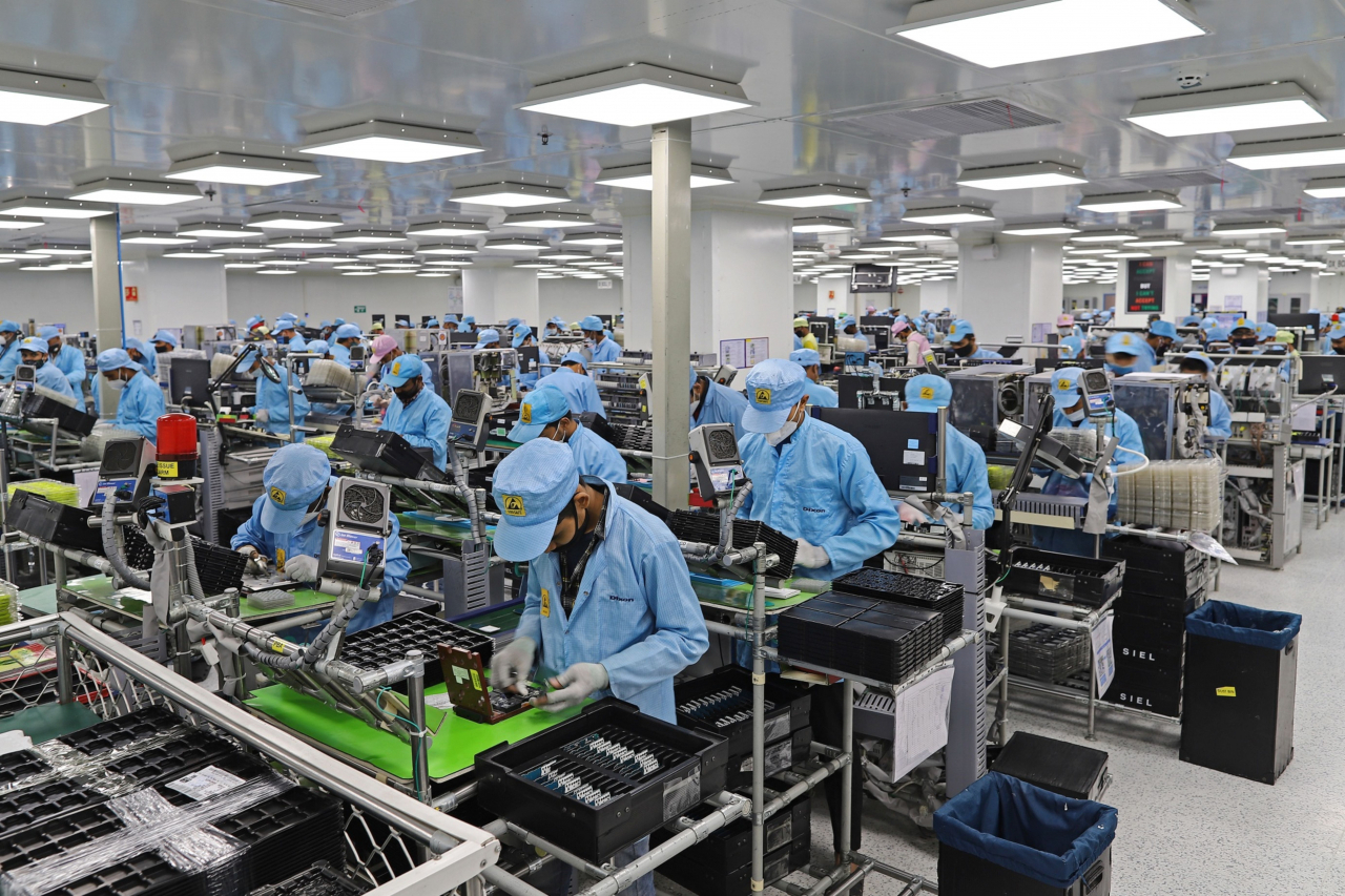 Workers assemble mobile phones at a Dixon Technologies factory in Noida, Uttar Pradesh, India. Dixon is one of the local production partners of Samsung Electronics. (Bloomberg-Yonhap)