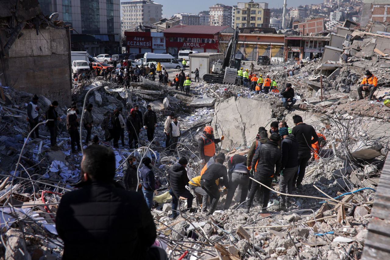 Rescuers continue to search for victims and survivors trapped under the rubble in the aftermath of a deadly earthquake in Kahramanmaras, Turkey Feb. 9. (Reuters-Yonhap)