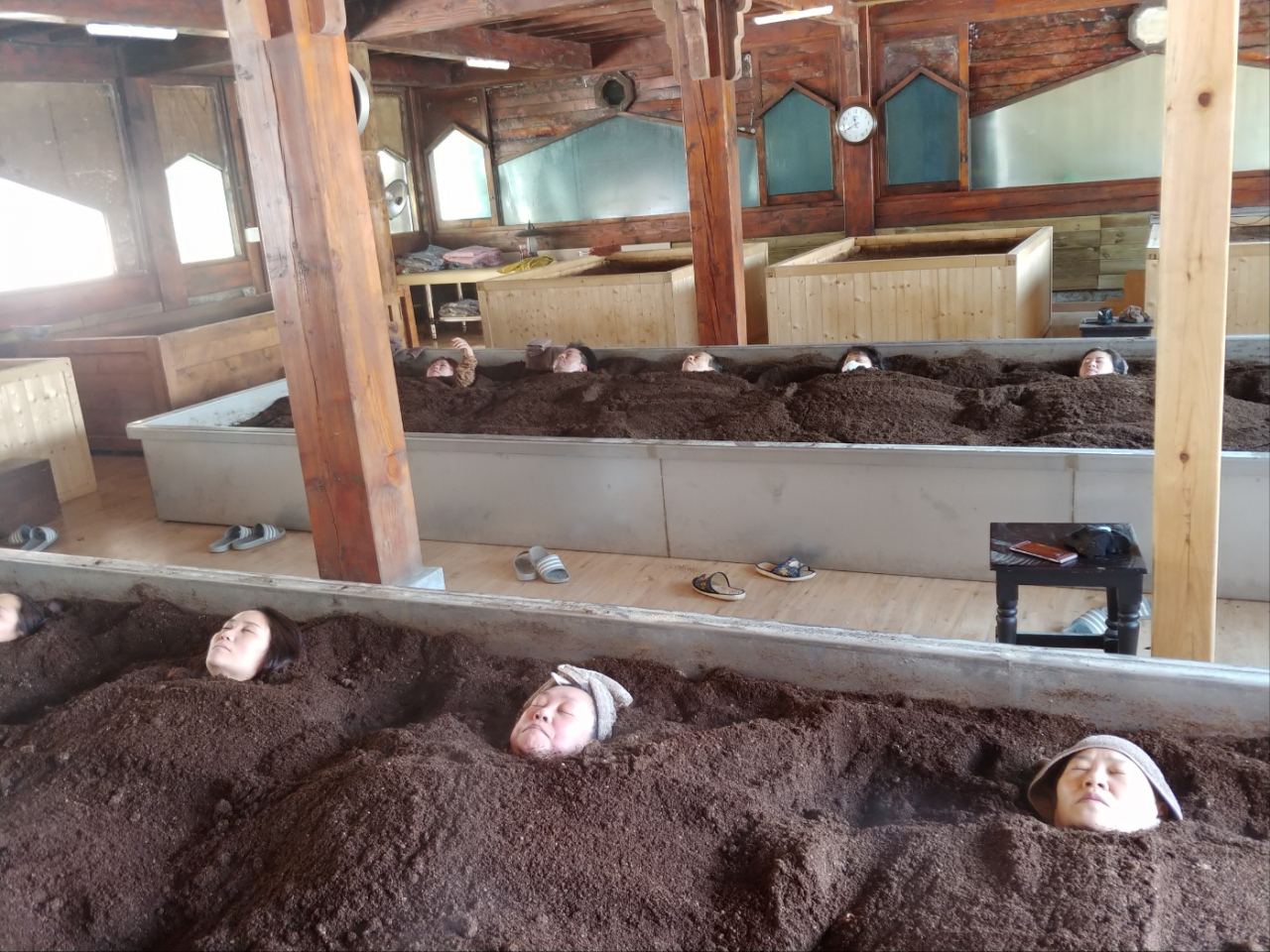 Visitors are covered with heated soil. (Relife Center)