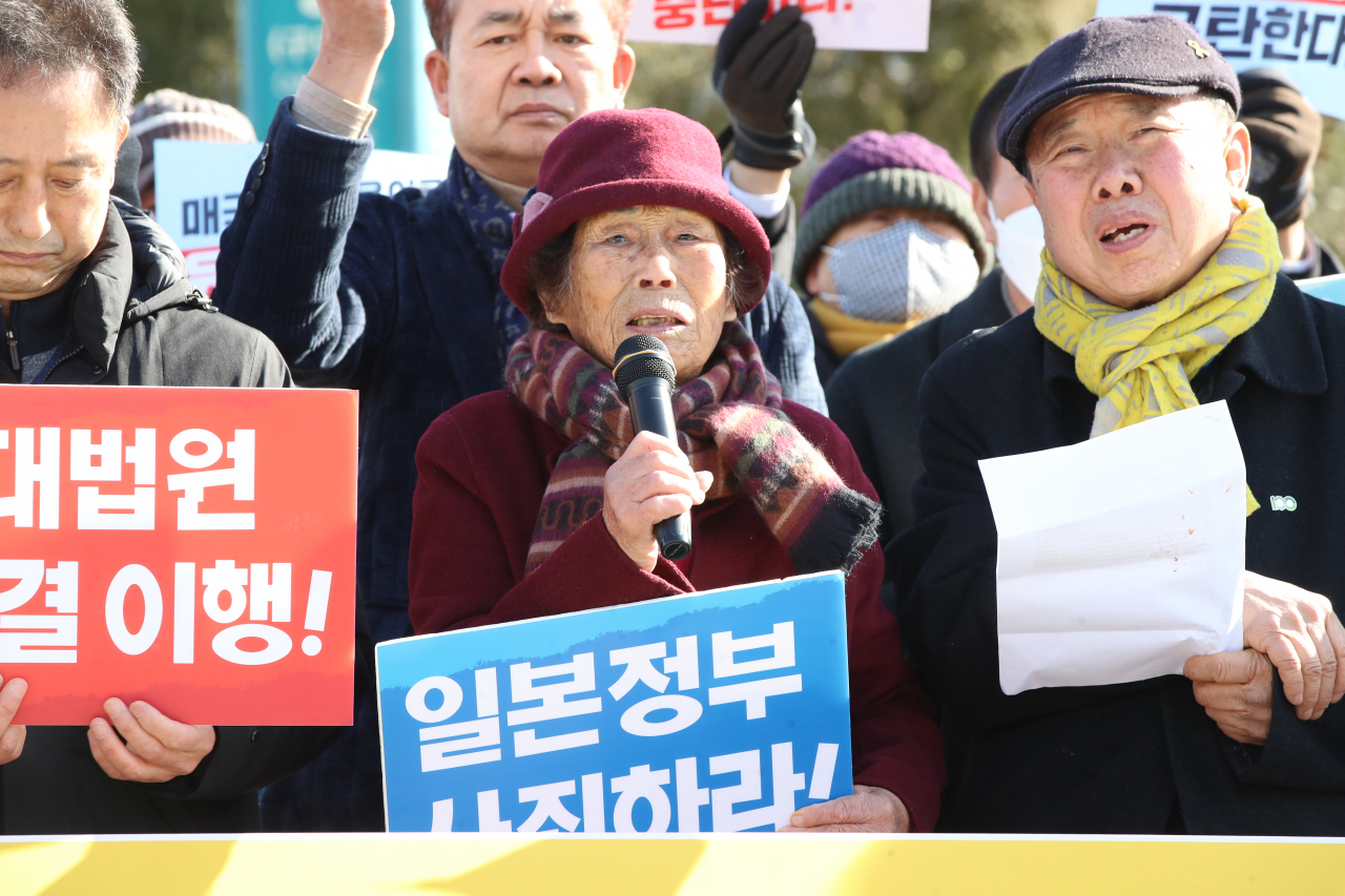 Victim of Japanese forced labor Yang Geum-deok speaks at a press event held in May 18 Democracy Square in Gwangju. (Yonhap)