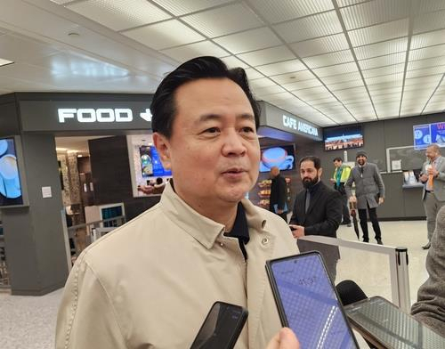 South Korea's First Vice Foreign Minister Cho Hyun-dong speaks to reporters after arriving in Washington on Sunday for talks with his US and Japanese counterparts. (Yonhap)