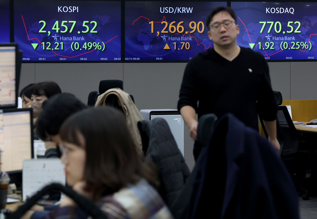 An electronic board set up at a dealing room of Hana Bank headquarters in Seoul (Yonhap)
