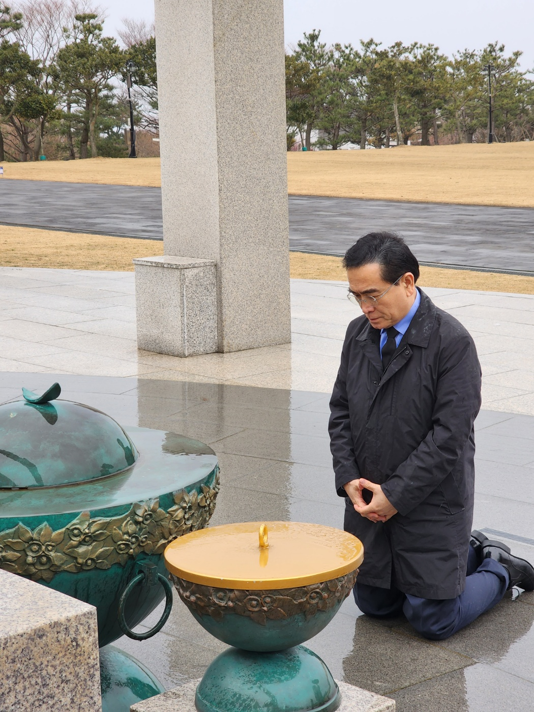 North Korean defector-turned-lawmaker Rep. Tae Yong-ho pays his respects to the victims of the Jeju massacre on Monday. (courtesy of Tae office)